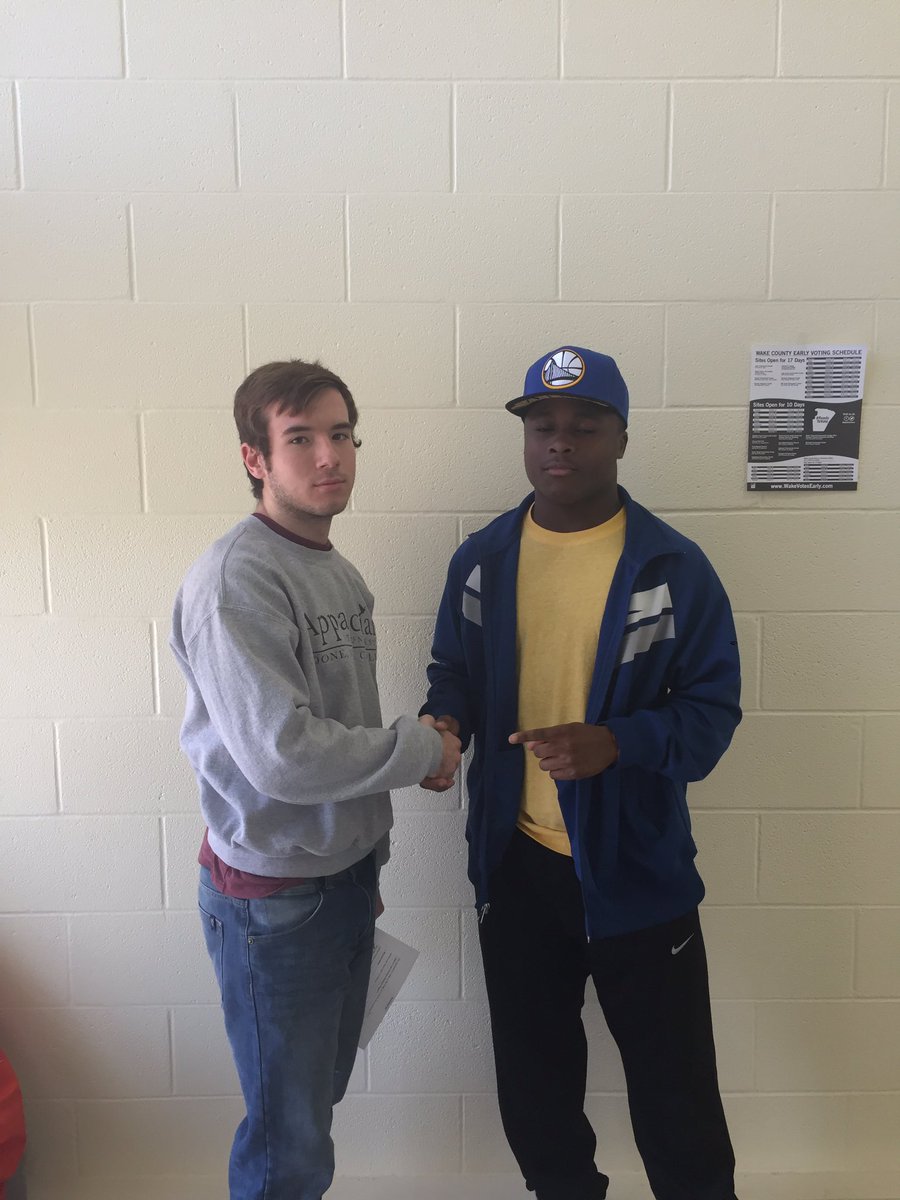 BigBucketsInc's tweet photo. 5'8 All-Purpose Back Dylon Washington signs with Big Buckets. He has interest from several D1 &amp; D2 schools. Great vision &amp; is a tough runner https://t.co/YsolwcAgtR