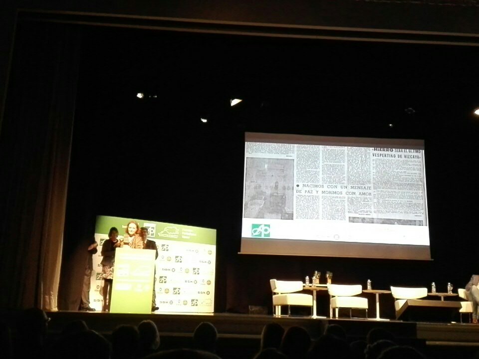 BatizSheila's tweet photo. Mª Josefa Marzo, Ibilbide Profesionalari Saria 2016. Enhorabuena!! #KazetariSariak https://t.co/l9RaBpsfx7