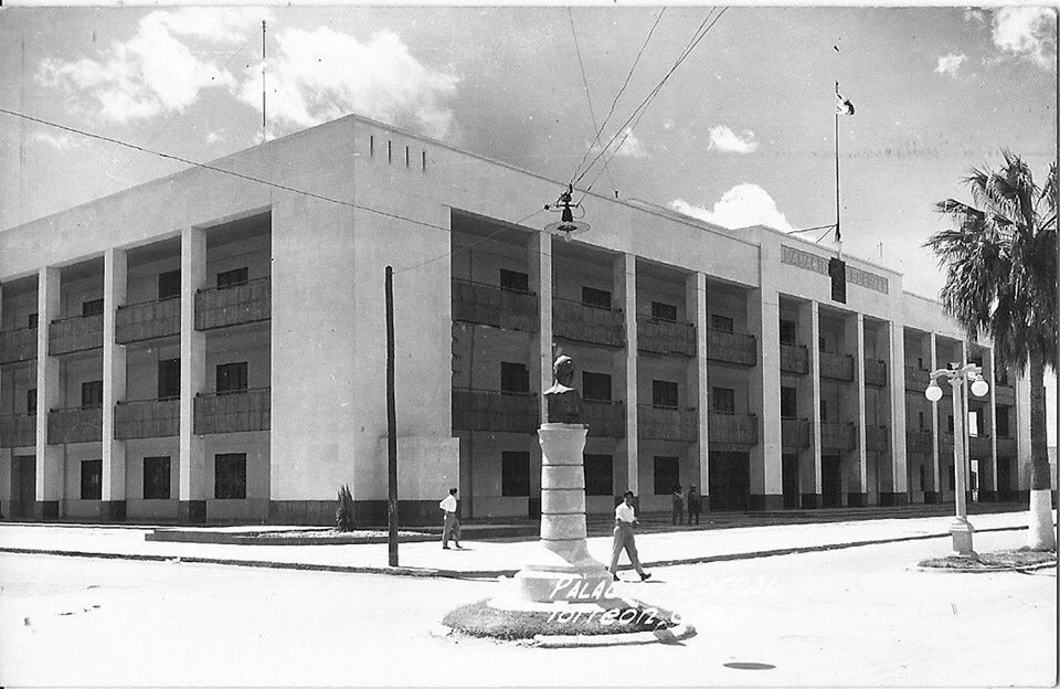TrcHistoria's tweet photo. En la esquina de Morelos y Galeana, se encuentra el Palacio Federal, hacia 1946 #Torreón https://t.co/TMcE4al3AJ