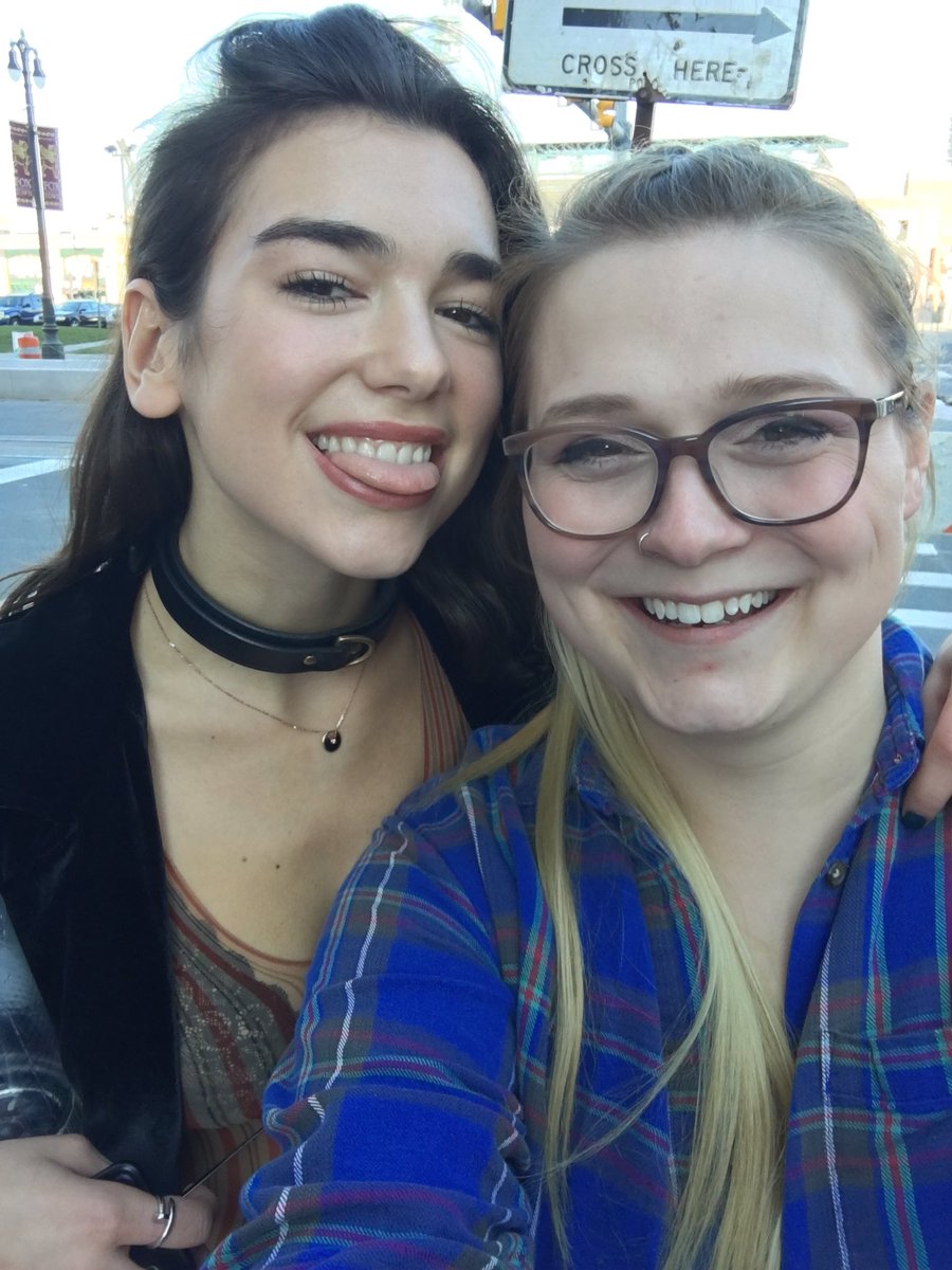 ljportnoy's tweet photo. Just met @DUALIPA she's such an incredibly sweet and beautiful person 💙💜 thanks for stopping and saying hey https://t.co/UTDljhPK9H