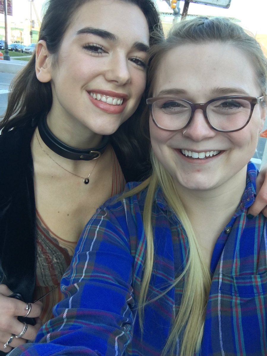 ljportnoy's tweet photo. Just met @DUALIPA she's such an incredibly sweet and beautiful person 💙💜 thanks for stopping and saying hey https://t.co/UTDljhPK9H