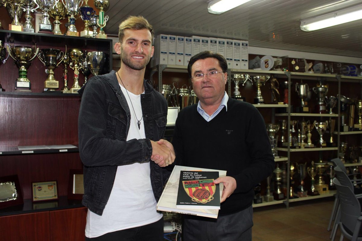 SardSard's tweet photo. Amb Leo Baptistao jugador @RCDEspanyol visitant els nens futbol base @CFPoblaMafumet @AjuntamentPobla Gracies per fer-los contents. https://t.co/u4HsP7cHtb
