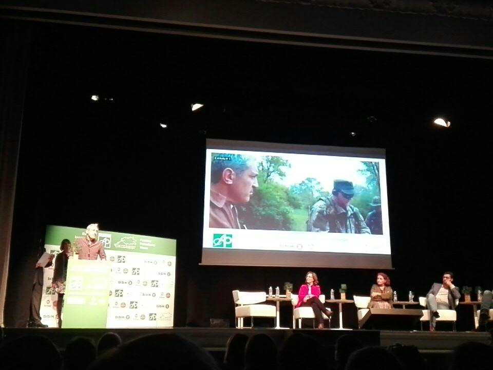 BatizSheila's tweet photo. .@jonsistiaga Euskal Kazetari Saria 2016. Zorionak Jon, ondo merezia!! #periodista #kazetari #txapelaburuanetaibilimunduan https://t.co/pENCsch3ce
