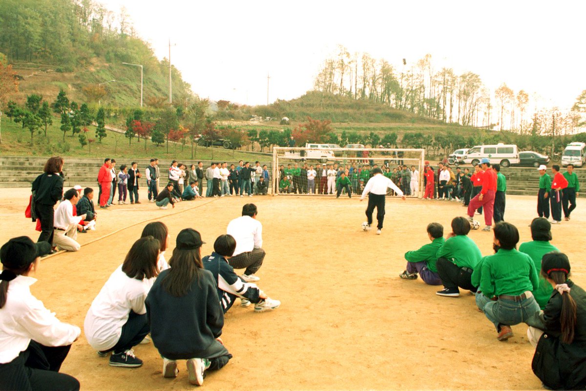 동네방네 들썩들썩 싱글벙글하게 만들었던 가을운동회~~
청군 이겨라!
백군 이겨라!

핸썹이가 20여년전 1996년 체육대회 사진을 어렵게어렵게 찾아낸 후 진짜 핵감덩>.<해서 그 사진을 투척함썹!!
즐감~하썹^.*!