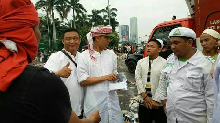kurawa's tweet photo. Semurah ini kah harga diri Bangsa Kita? Dgn artifisial berbalut baju keagamaan... 😭 https://t.co/zHBAyJyT4K