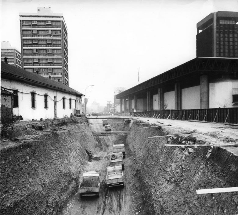 Construcción del Metro de Santiago en la Alameda para 1973