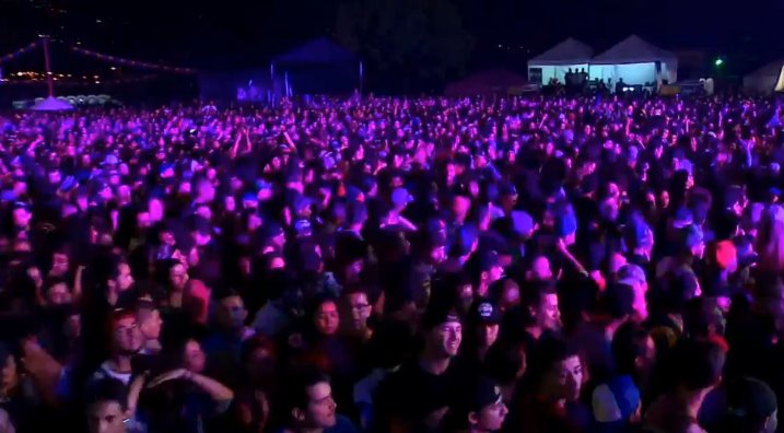 Con un escenario lleno la <a href="/sinfoniska/">La Sinfóniska</a> pone a saltar a todos los presentes en el #altavozfest2016 ((Al Aire)) telemedellin.tv/senal-en-vivo/