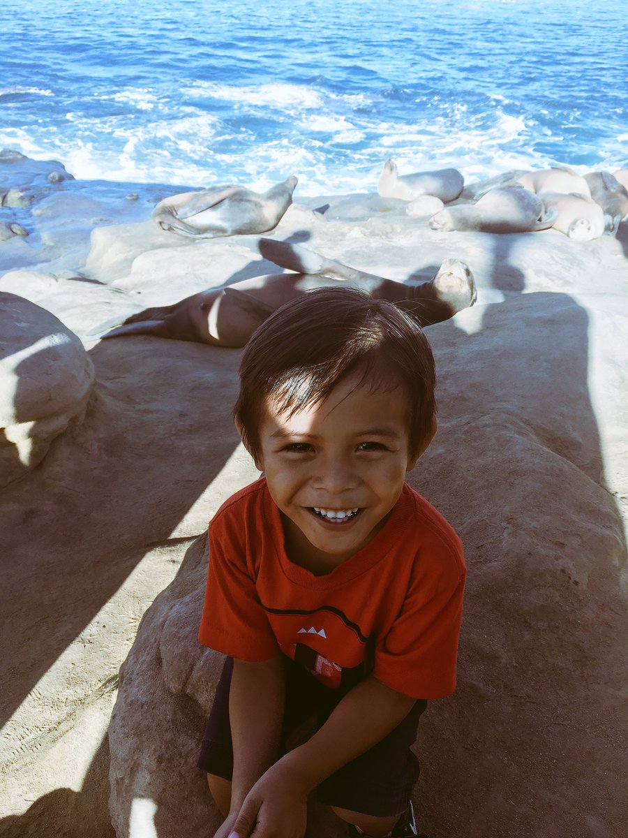 Sieeerraaaa's tweet image. My brother told me that my belly is big and he straight up whacked my stomach and then he laughed #sourpatchkid #uncleryan #uncleroman 😂😭