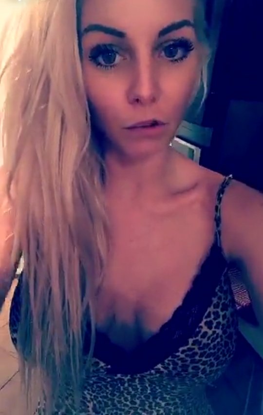 mickaelgui62800's tweet photo. @princessyka13 👱 sur #snapchat  👻 laissant 👀 un #décolleté 😲 très #hot 🔥et #sexy 🔥 https://t.co/7F4CR5lz72