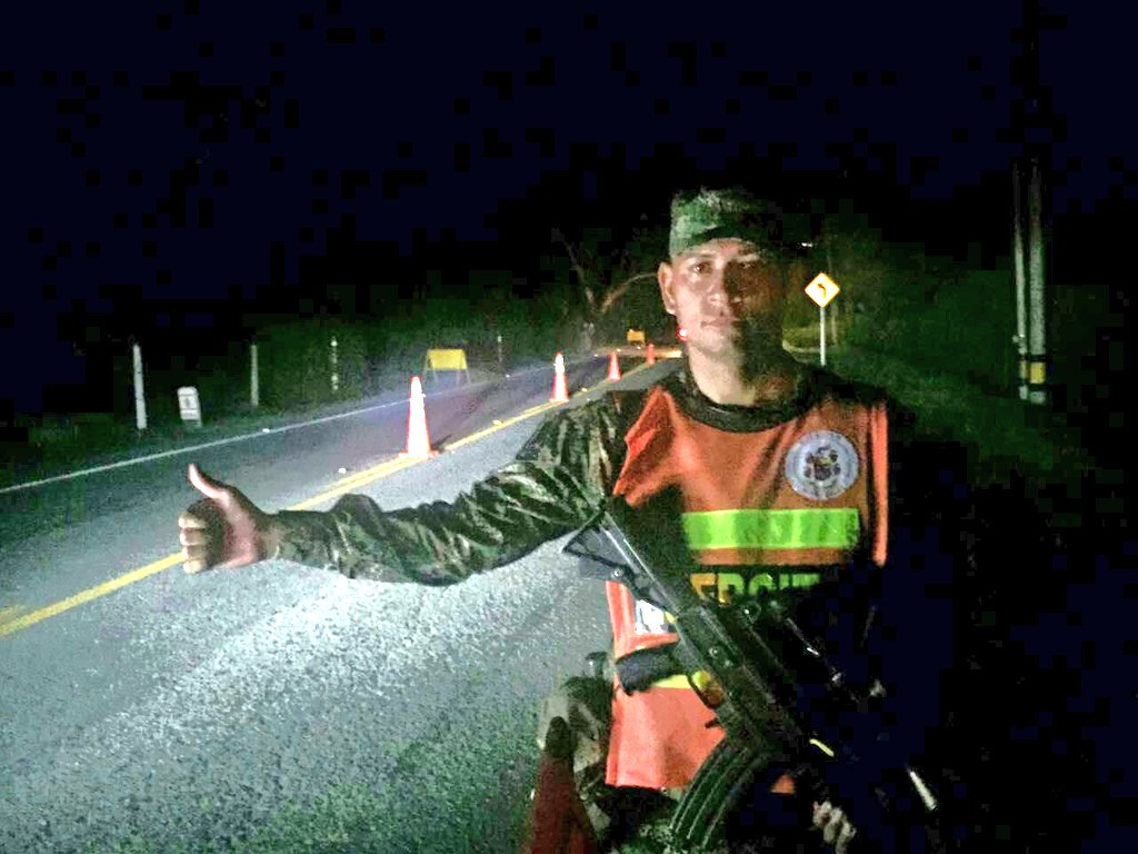 Ejercito_Div7's tweet photo. Tropas del #BIPEB32 de #BR4 en puesto de control nocturno en la vía Medellín Santa Fe de Antioquia #ViajeSeguro https://t.co/TwHFN9TiVm