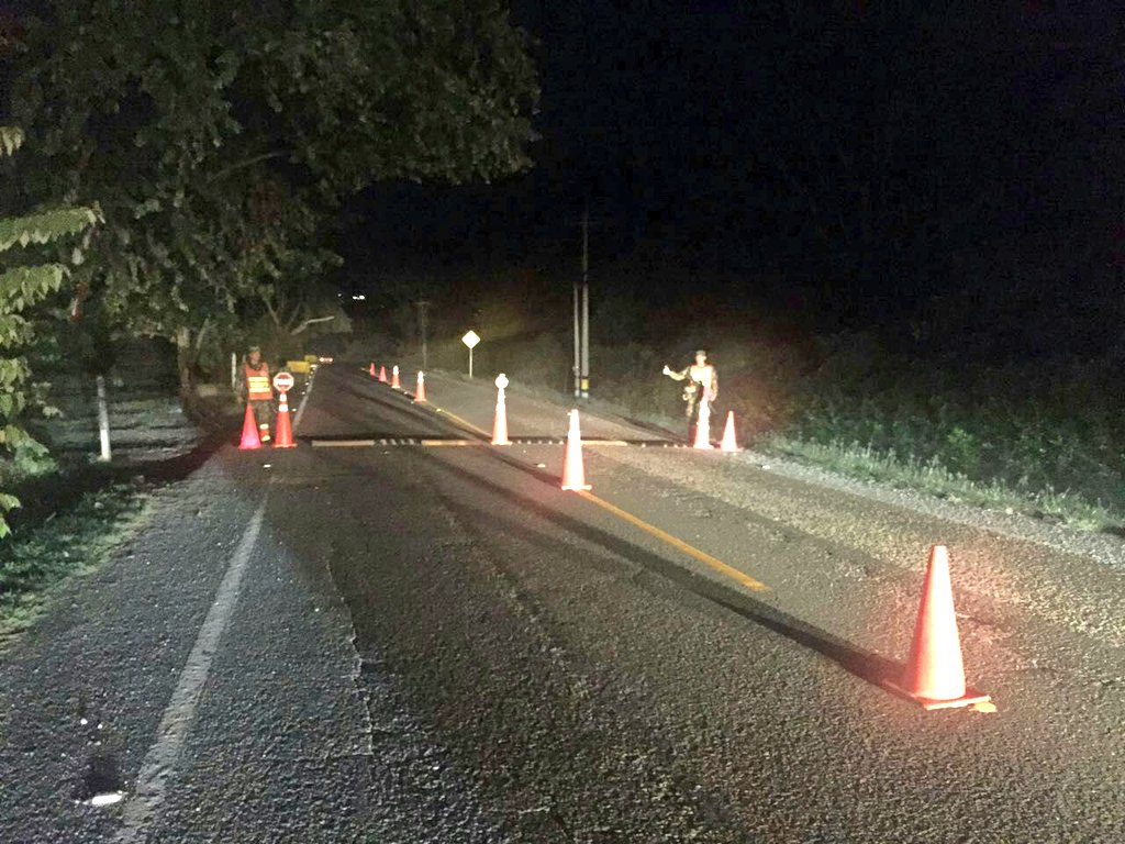 Ejercito_Div7's tweet photo. Tropas del #BIPEB32 de #BR4 en puesto de control nocturno en la vía Medellín Santa Fe de Antioquia #ViajeSeguro https://t.co/TwHFN9TiVm