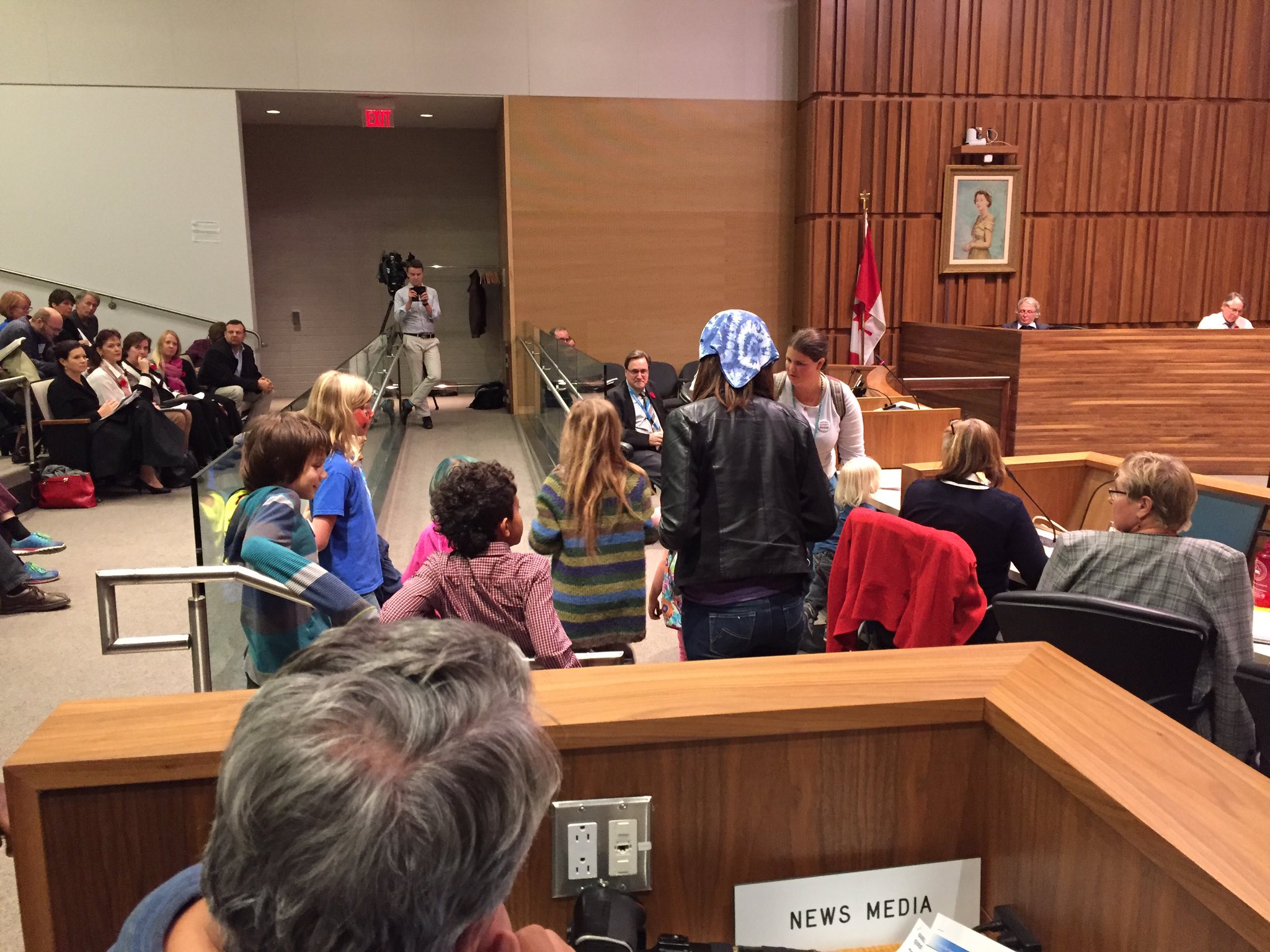 Karen Del Vecchio has a cast of kids with her. https://t.co/n5JMqctJ26