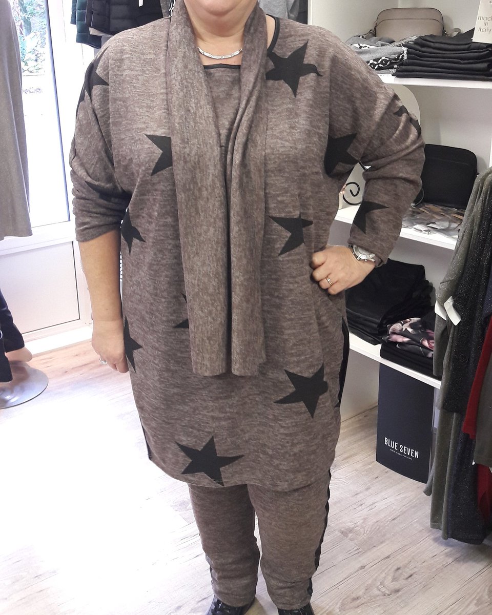 sizablemode's tweet image. #huispakken zijn binnen!!! Met sterren erop en een losse sjaal erbij.