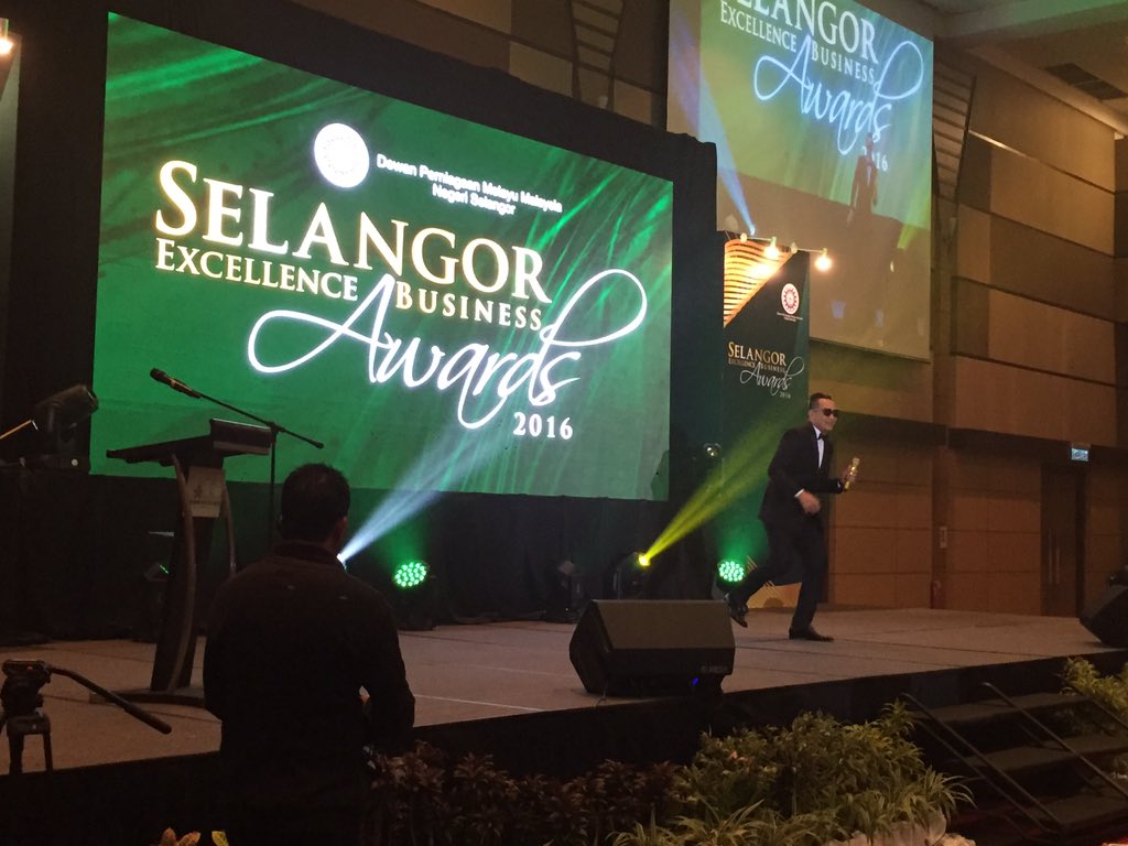 ElDidieACPYL's tweet photo. @datoacmizal #SEBA2016 congrats DAC atas award Business Icon Entertainment👍🏼✌️️ https://t.co/S6bvFhdmOq