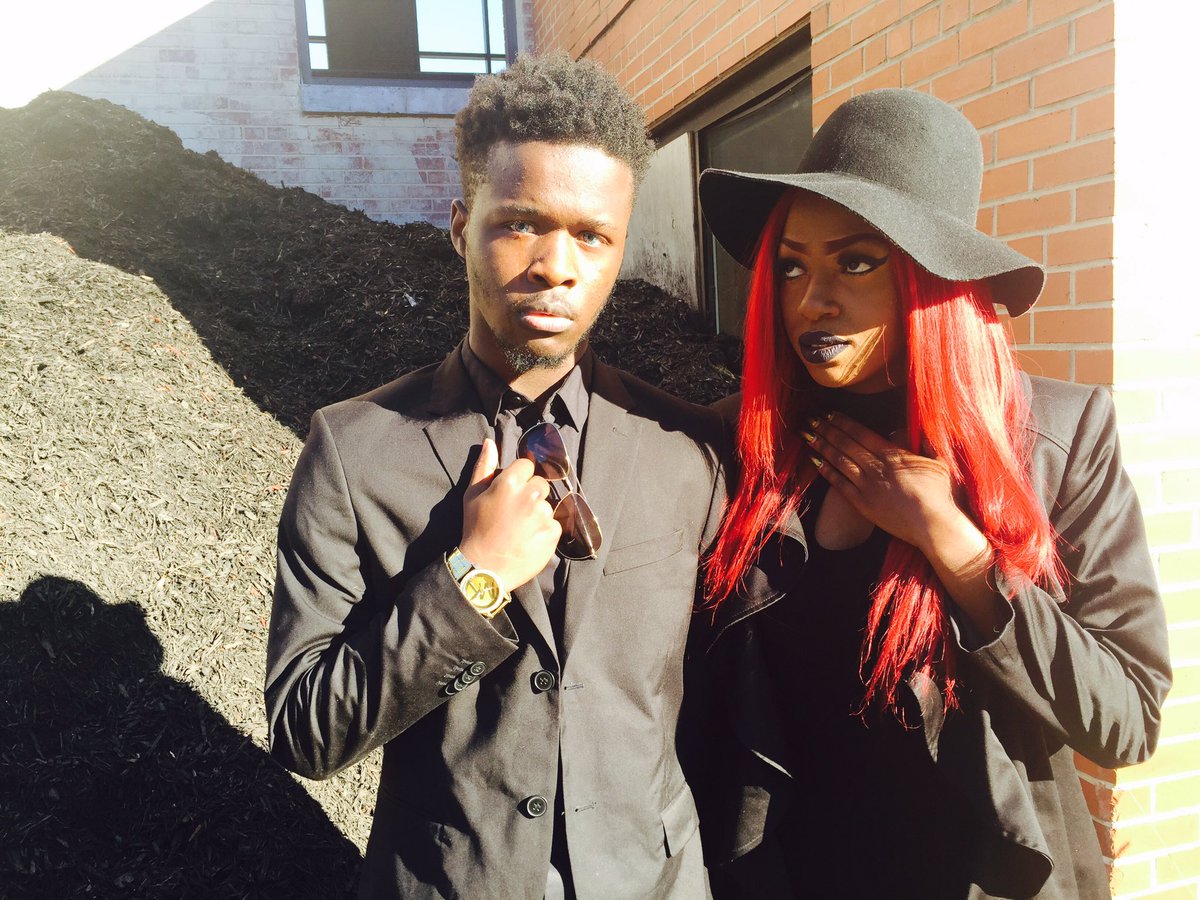 kiing_kidd_'s tweet photo. *currently signing the inheritance papers* #MKM #KushModels https://t.co/nSp7yrt9X2