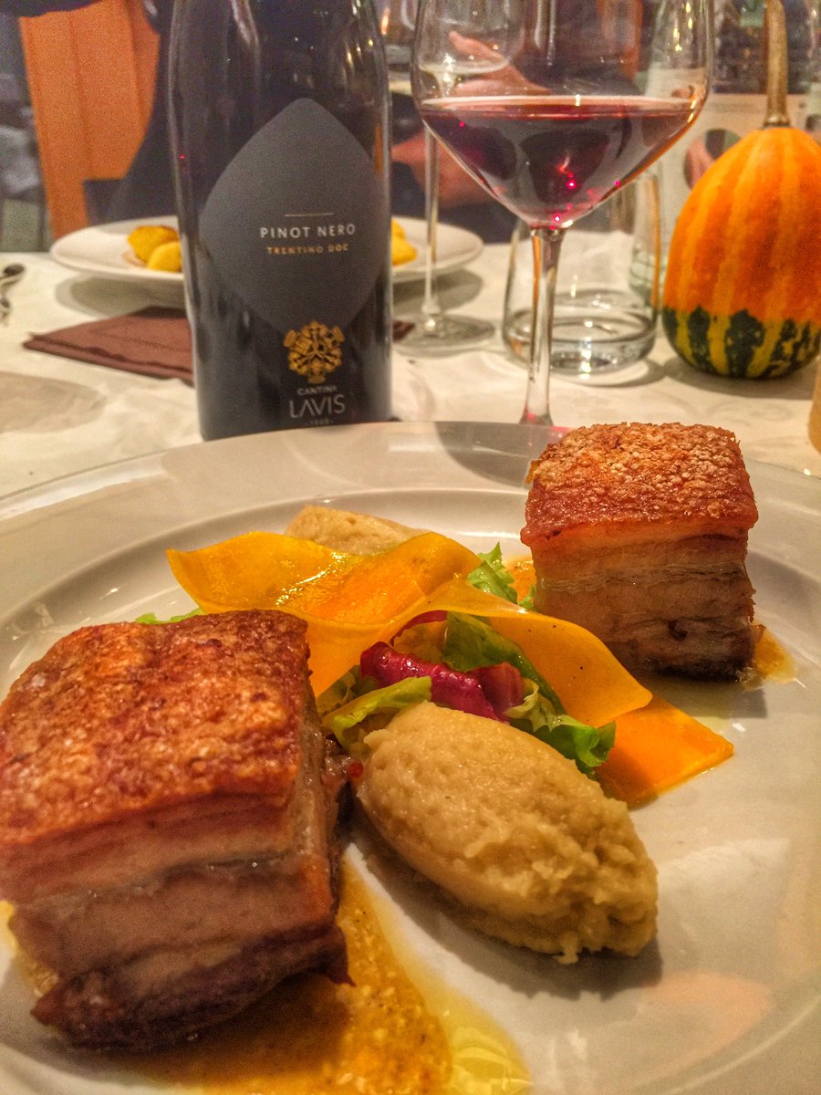 CarloVischi's tweet photo. Pancia di maialino after #mwf2016 con #pinotnero @CantinaLaVis a #masofranch #valdicembra #trentino https://t.co/PYzdZkCkRW