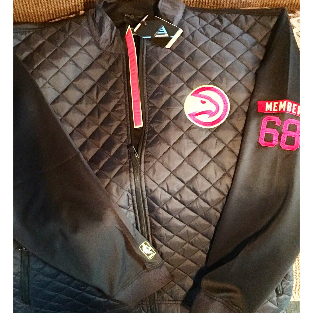 MARIOGA12000's tweet photo. I just received my @ATLHawks members jacket. I love it. #membersperk #truetoatlanta #letsgohawks https://t.co/OeNhNCmgqt