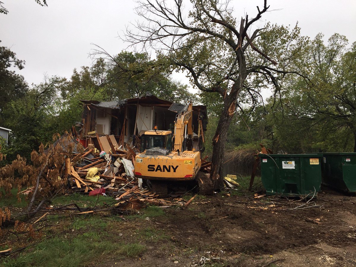 CTCockrellHill's tweet photo. Demolition of substandard structures. Cockrell Hill on the move....reducing urban blight. @CockrellHillPD @elbagarcia https://t.co/fUwZfkloNB