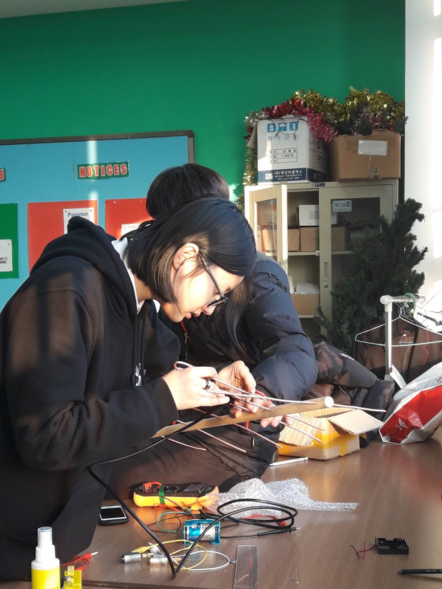 ThumbSat's tweet photo. Our #ThumbNet station operators at Zhongshi International School, Weihai, China (club name Z-Sat)! Thank you for participating! https://t.co/HBF4lfRA8K