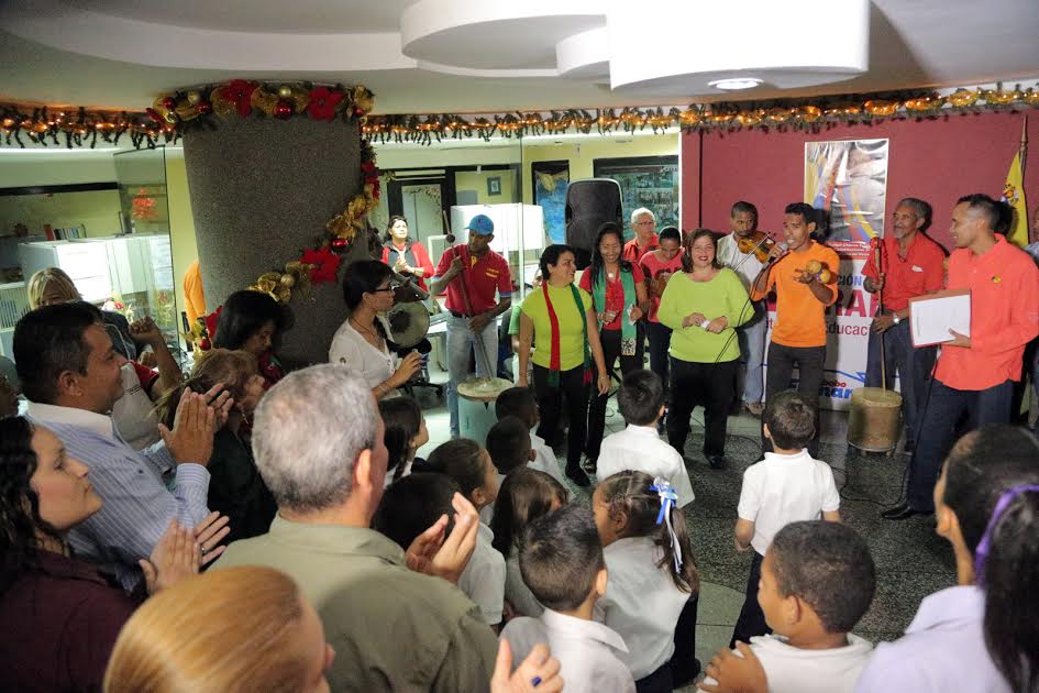 CaraboboGB's tweet photo. Ameliach arrancó festividades decembrinas en escuelas estadales https://t.co/5DkEoRSDmG https://t.co/lh7k5URJX2