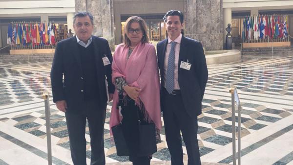 infobae's tweet photo. Congreso sin sesión: polémica por el viaje de senadores y diputados a Estados Unidos https://t.co/dcr7N1u3KT https://t.co/U3tVnmrjHF