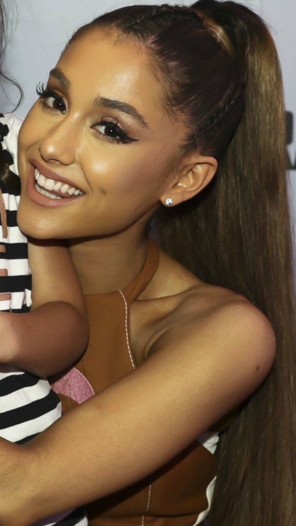 AG_ItFanpage's tweet photo. I'm voting @ArianaGrande for Artist Of The Year #AMAs 🌙💖 https://t.co/0ak4f80had