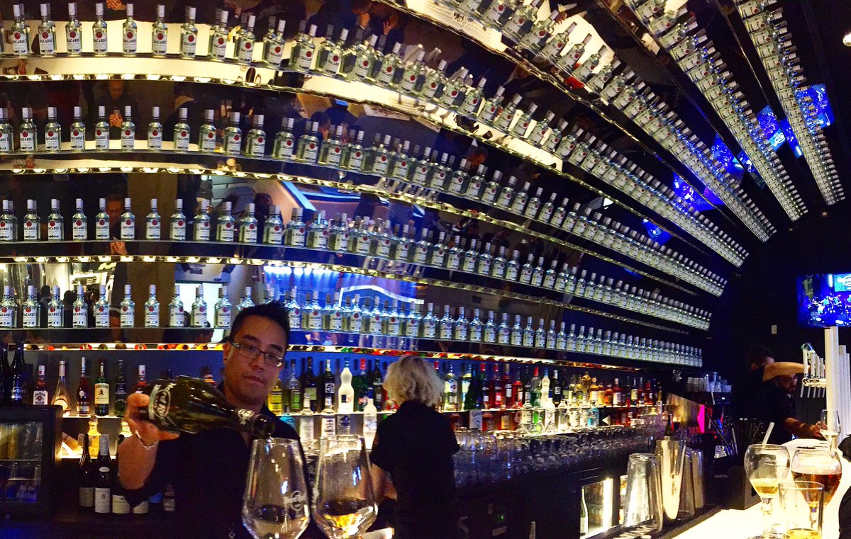 OnlyLyon's tweet photo. Inauguration Hard Rock Café #Lyon, une enseigne internationale qui régalera ses clients avec une large sélection de produits locaux @HRCLyon https://t.co/WRw96QWFNK