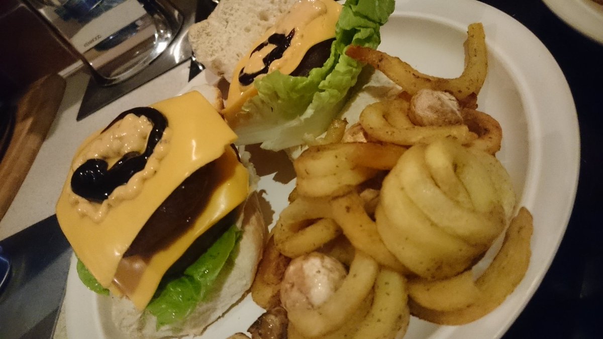 CaptInappropri8's tweet photo. #FuckMcdonalds this is #DoubleBeefBurger #DoubleCheese and #CurlyFries and button mushroom #Foodporn #Hashtagasm https://t.co/BJX5JWlbFz
