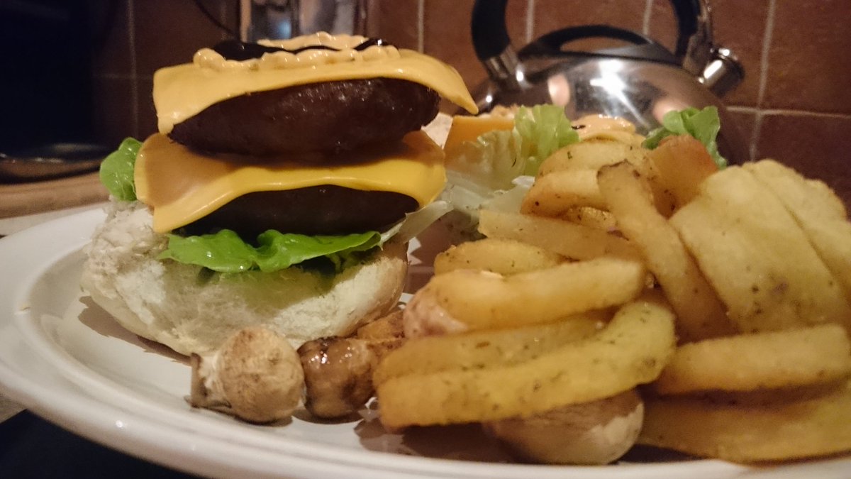 CaptInappropri8's tweet photo. #FuckMcdonalds this is #DoubleBeefBurger #DoubleCheese and #CurlyFries and button mushroom #Foodporn #Hashtagasm https://t.co/BJX5JWlbFz