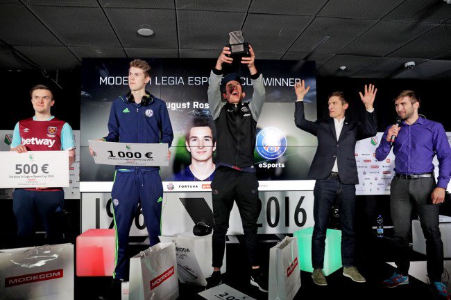 PSG eSpor takımı pek çok dünya kulübünün katıldığı turnuvayı şampiyon tamamladı.