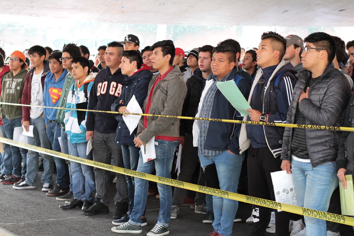 AlcaldiaAO's tweet photo. Para servir y ayudar a nuestro país, decenas de jóvenes obregonenses acudieron al Sorteo del Servicio Militar Nacional 2016 @AntonietaHT https://t.co/RuukukFTnX
