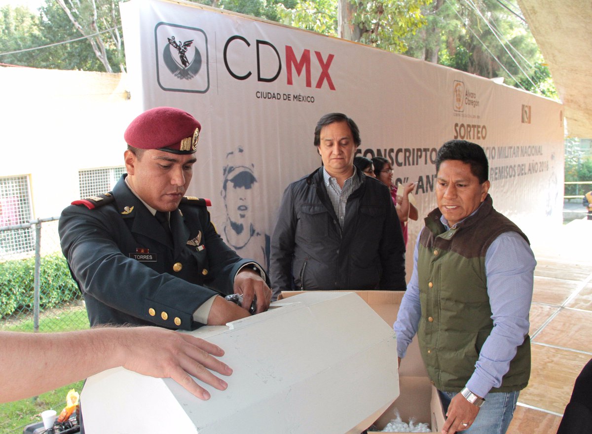 AlcaldiaAO's tweet photo. Para servir y ayudar a nuestro país, decenas de jóvenes obregonenses acudieron al Sorteo del Servicio Militar Nacional 2016 @AntonietaHT https://t.co/RuukukFTnX