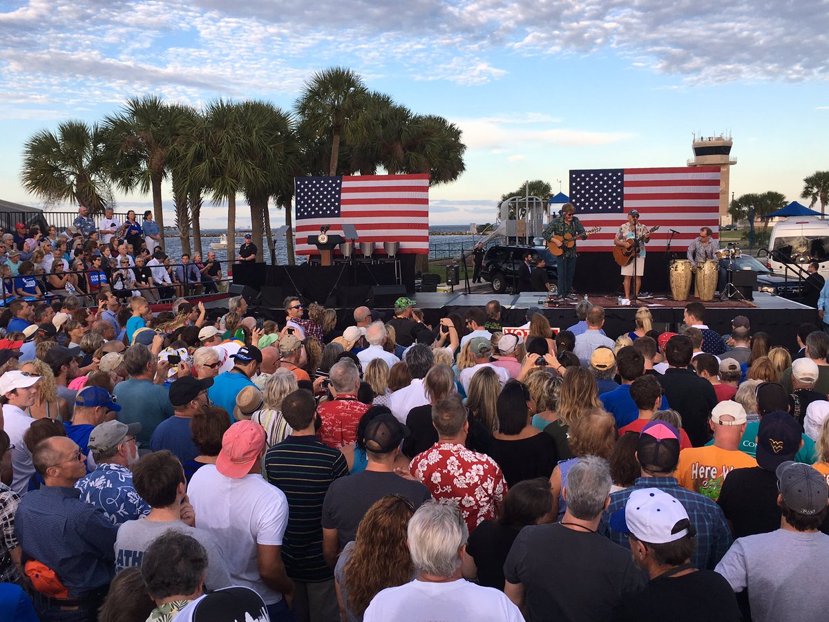 The wind is blowing and good vibes are flowing! The crowd is ecstatic to see <a href="/jimmybuffett/">Jimmy Buffett</a>!