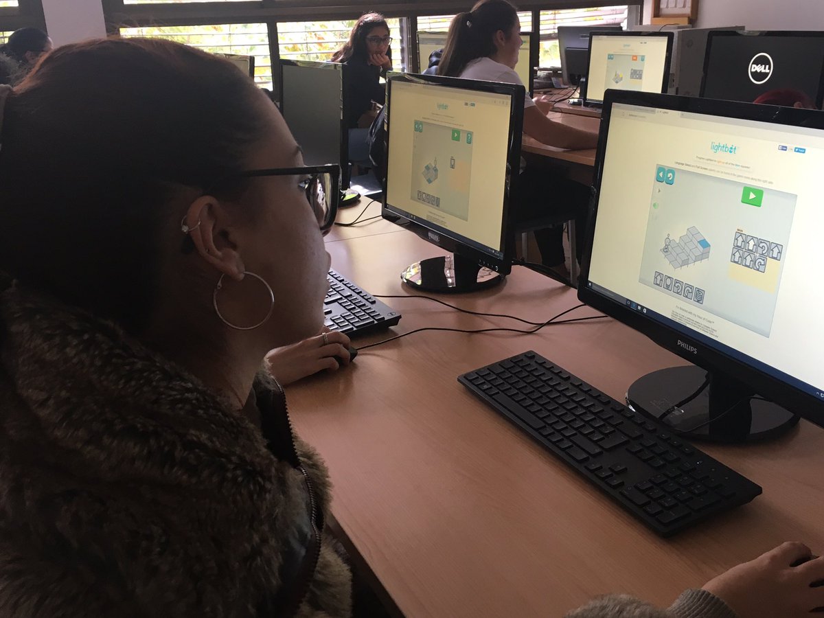 JesuitinaSa's tweet image. Un año más, nuestros alumn@s participan en la Semana Europea del Código. #codeweek2016 @cfiesalamanca