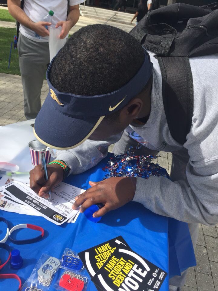 FlStuPwr's tweet photo. #UMStudentPower in full force signing pledge-to-vote cards the day before the election! #DisruptVoteDisrupt #FLStudentPower #VoteMob2016 https://t.co/V30ET1hKFz