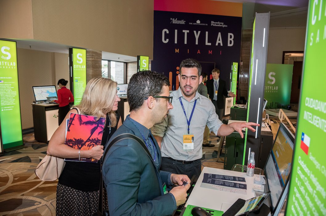 manuelbarrosr's tweet photo. Hace unos días en el @CityLab 2016 en #Miami, llevando la voz de @ciudadanoi #CityLabMIA https://t.co/JhgAo2smep