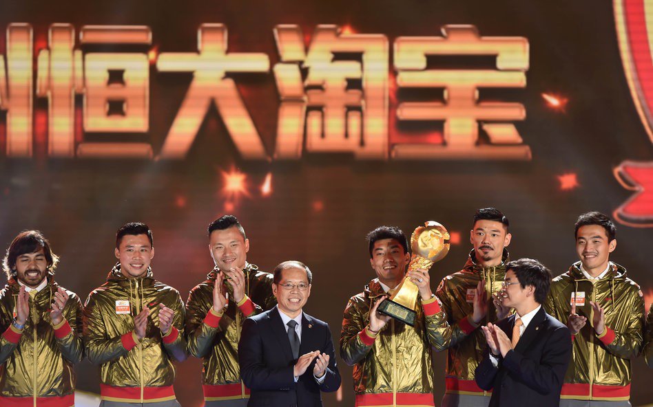Superligachina's tweet photo. Los jugadores del @GZEvergrandeFC reciben el trofeo que los acredita como campeones de la @Superligachina 2016! https://t.co/d4ircwW6sG