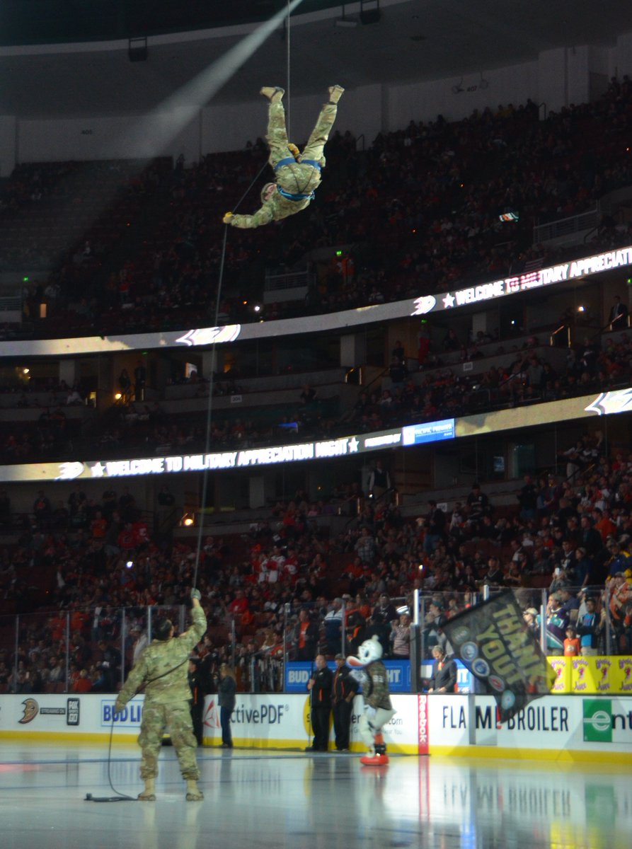 TheCalGuard's tweet photo. Thanks @AnaheimDucks! Gallery of #MilitaryAppreciation Night w/ @USMC &amp; @CanadianArmy yesterday: https://t.co/i2Vz1nT5Mn https://t.co/E3PRNKQ96h