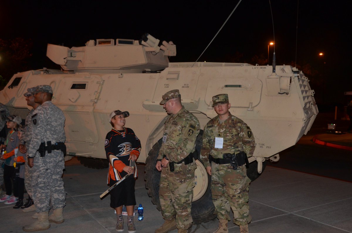 TheCalGuard's tweet photo. Thanks @AnaheimDucks! Gallery of #MilitaryAppreciation Night w/ @USMC &amp; @CanadianArmy yesterday: https://t.co/i2Vz1nT5Mn https://t.co/E3PRNKQ96h