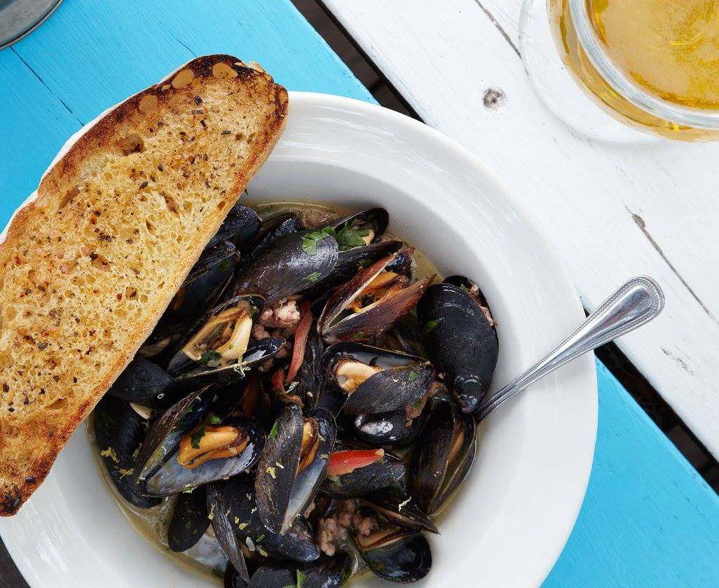 LocalSugarATX's tweet image. Mondays call for happy hour. Head to Perla's ASAP: bit.ly/2ePsaKd. (photo: Perla's). #austin #mondays #atx