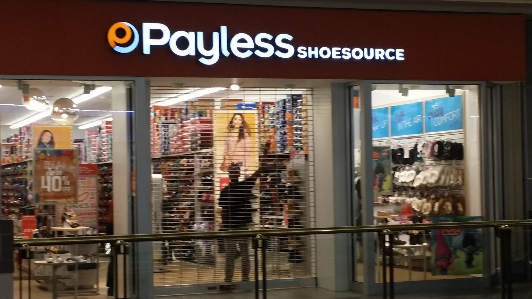 Only In Boston on X Police has ordered every store inside CambridgeSide Galleria to close their doors until the mall is emptied out. https t c7FIlrpoG9 X