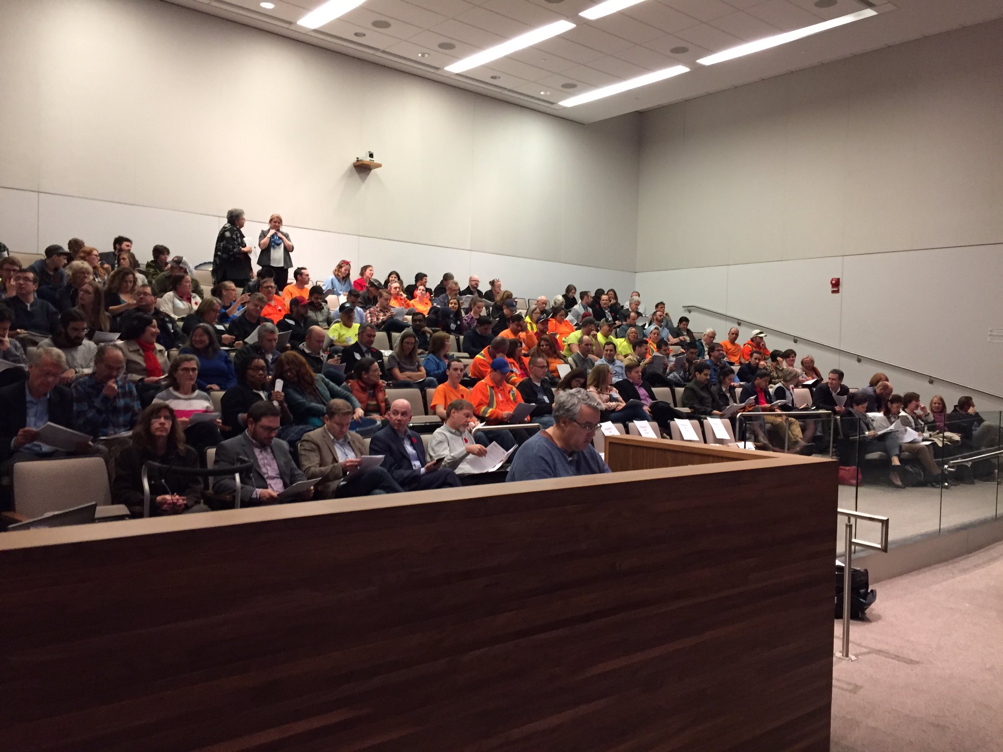 25 minutes till meeting https://t.co/4rjdVfXTNh