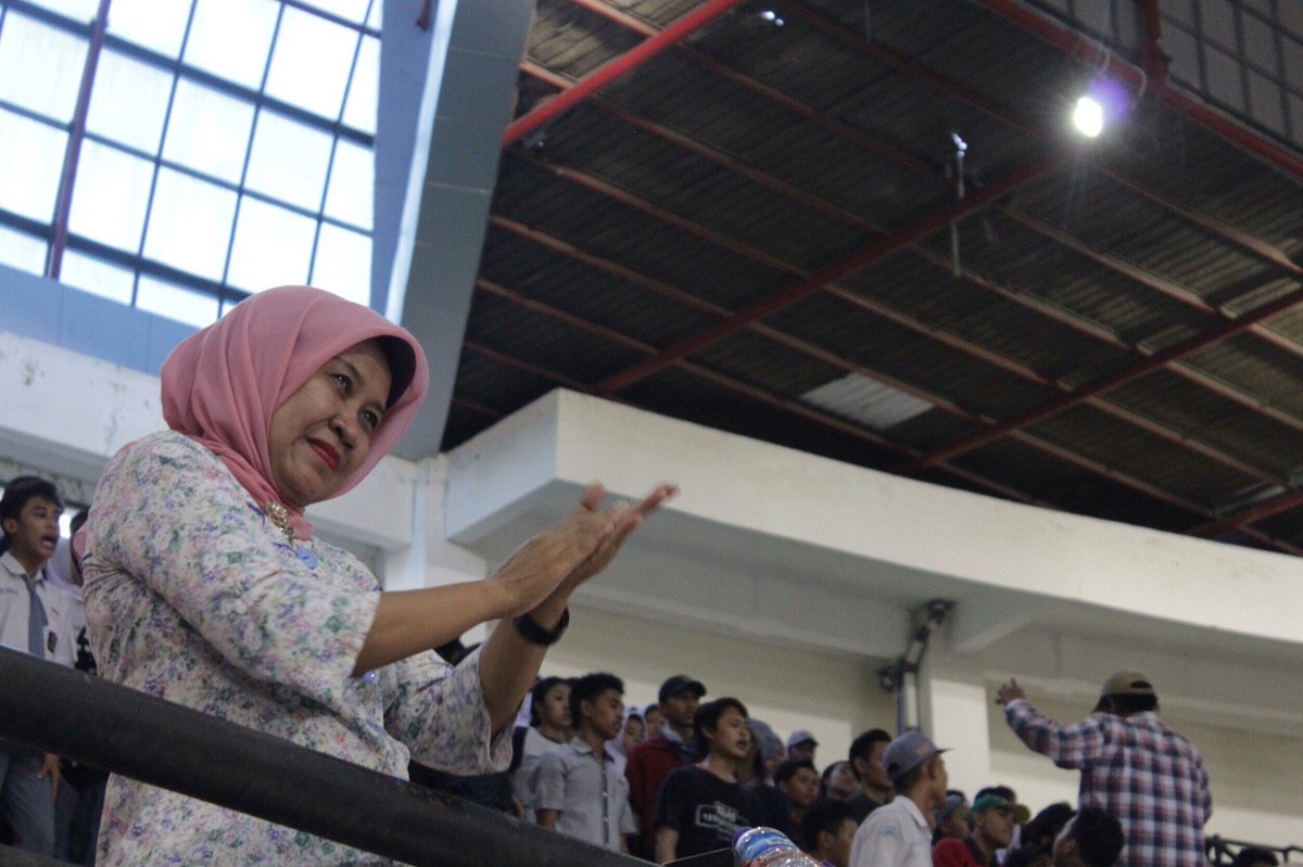 haloooo!! nih guru kita bu dyah yg selalu ikut serta rolasfighters di tribun. terimakasih telah mendukung kami bu.