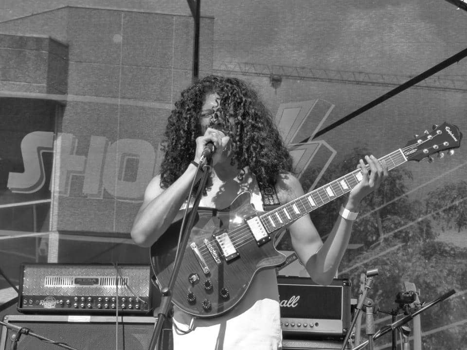 AMonthToGo's tweet image. Nuestro guitarrista Carlos Ferrer animando el público del Unión Rock Show. #PremiosUnionRockShow2016