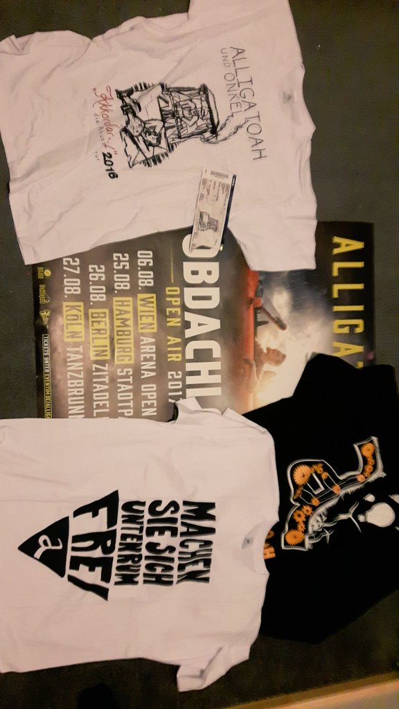 MrNicoglyzerien's tweet photo. Meine ausbeute von dem #alligatoah Konzert in Essen yüah! #mercharmy finanziert @DNPBERLIN https://t.co/v01OeoVAfU