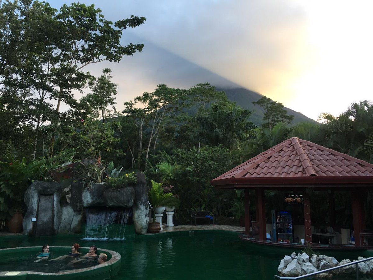 ParadiseHotSp's tweet photo. Today's curious and special sunset! #CostaRica #arenalvolcano https://t.co/qqJsDvdSkx