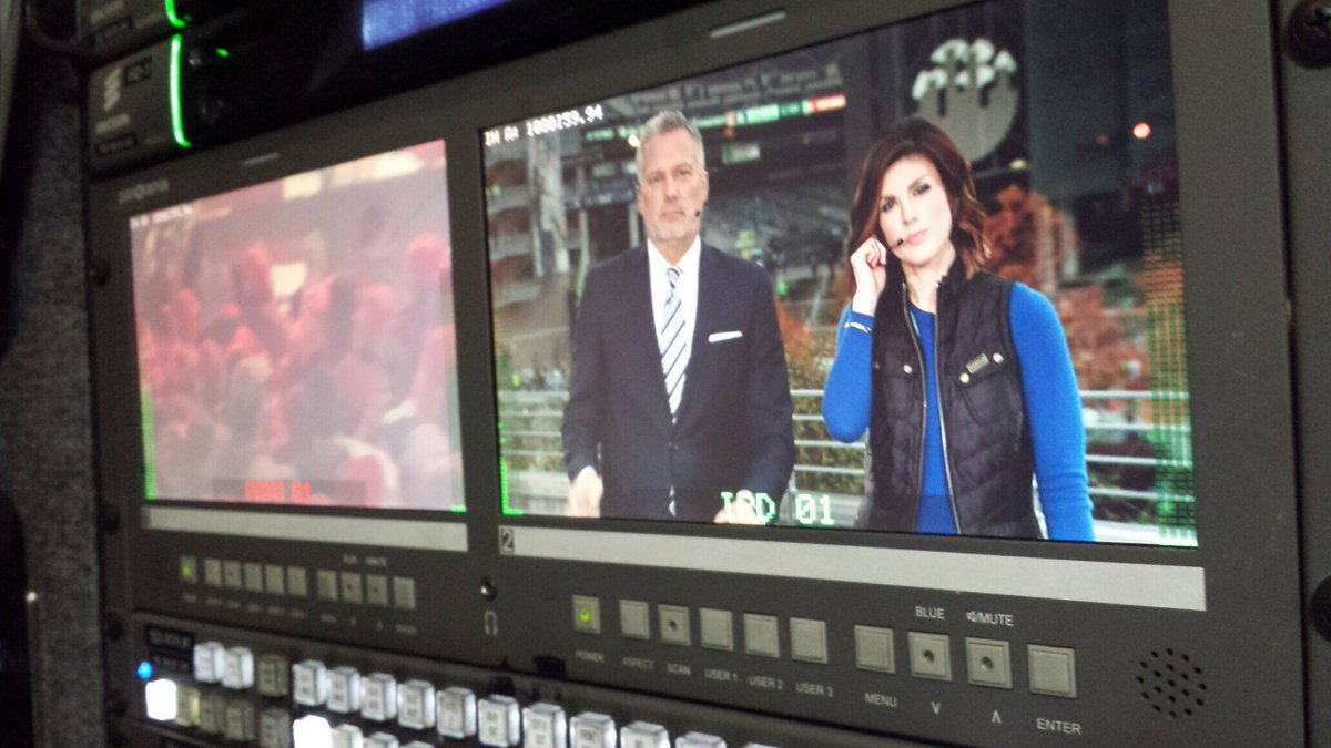 AmandaGraceSEA's tweet photo. Meanwhile in a satellite truck somewhere in New England... #StadiumPlace #PreGame @KING5Seattle https://t.co/53PF8FL8BT