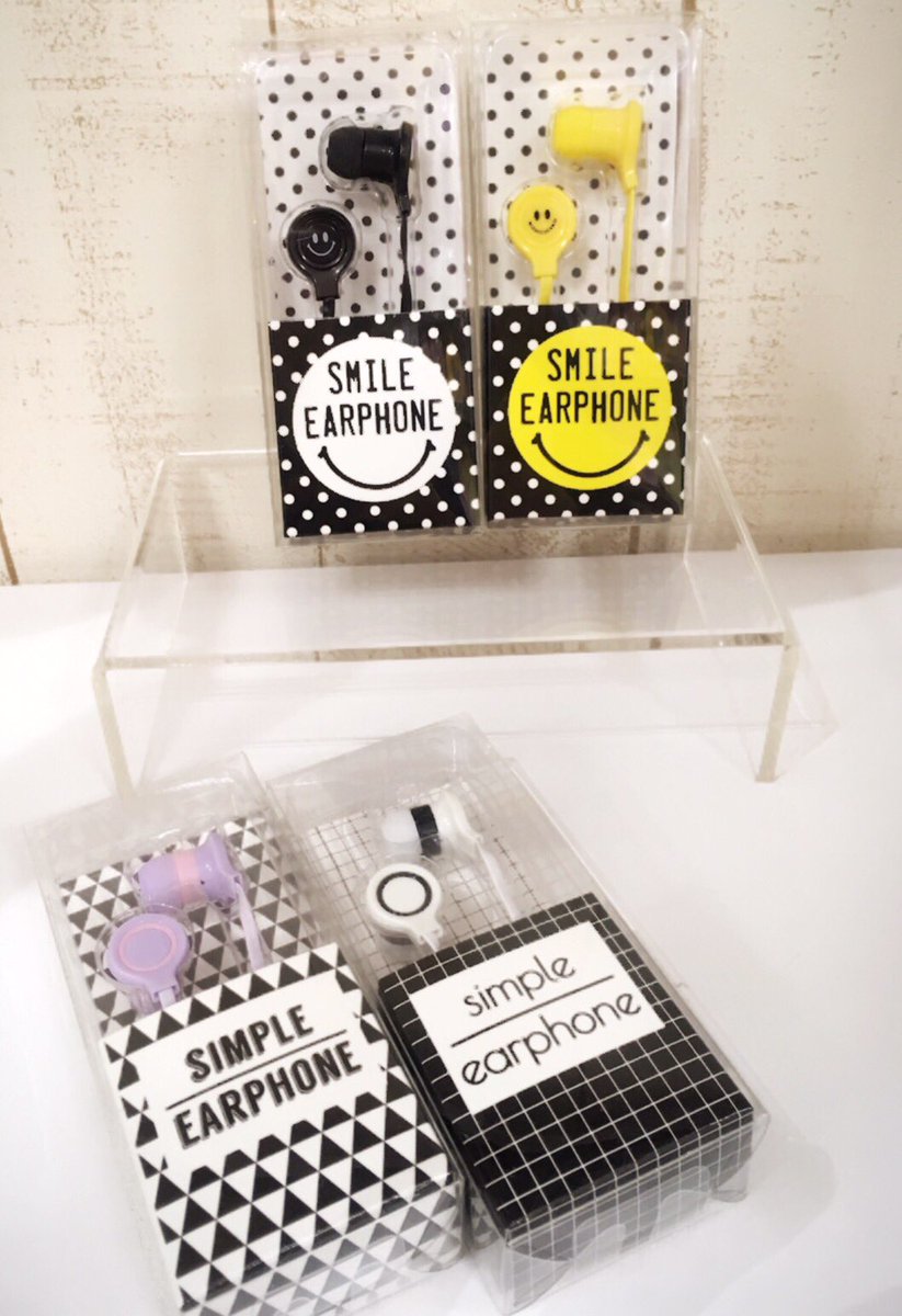 ミカヅキモモコ ミカヅキモモコ オススメ商品 本日は名古屋エリアからオススメの商品をご紹介 オリジナルイヤホン 各 300 税 新柄入荷しました シンプル可愛いイヤホンで音楽をより楽しくしちゃいましょ