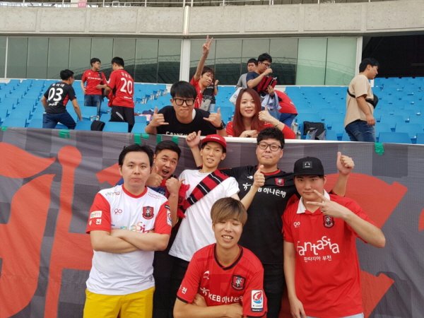 '9년 개근' 부천의 322경기를 모두 '직관'한 남자!

이건 트친님들과 꼬~옥 같이 읽어보고 싶썹.
왜? 우린 모두 부천폐인이니까ㅋㅋ
우리는 죽을 때까지 부천! 알럽 부천!

sports-g.com/9Unmz