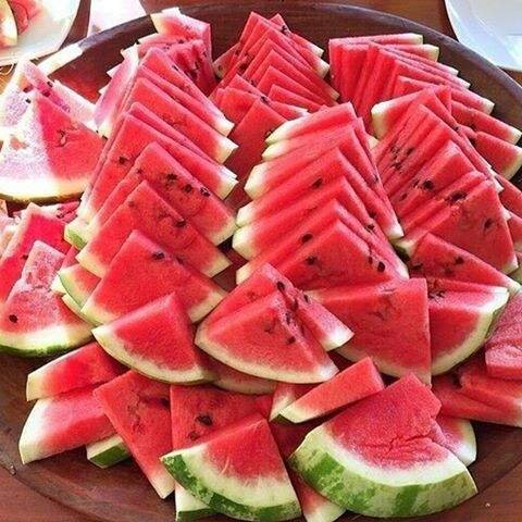 99rajz's tweet photo. Potong semangka buat jus! #healthyfood #smoothies #watermelon https://t.co/R2OKqoMAIb